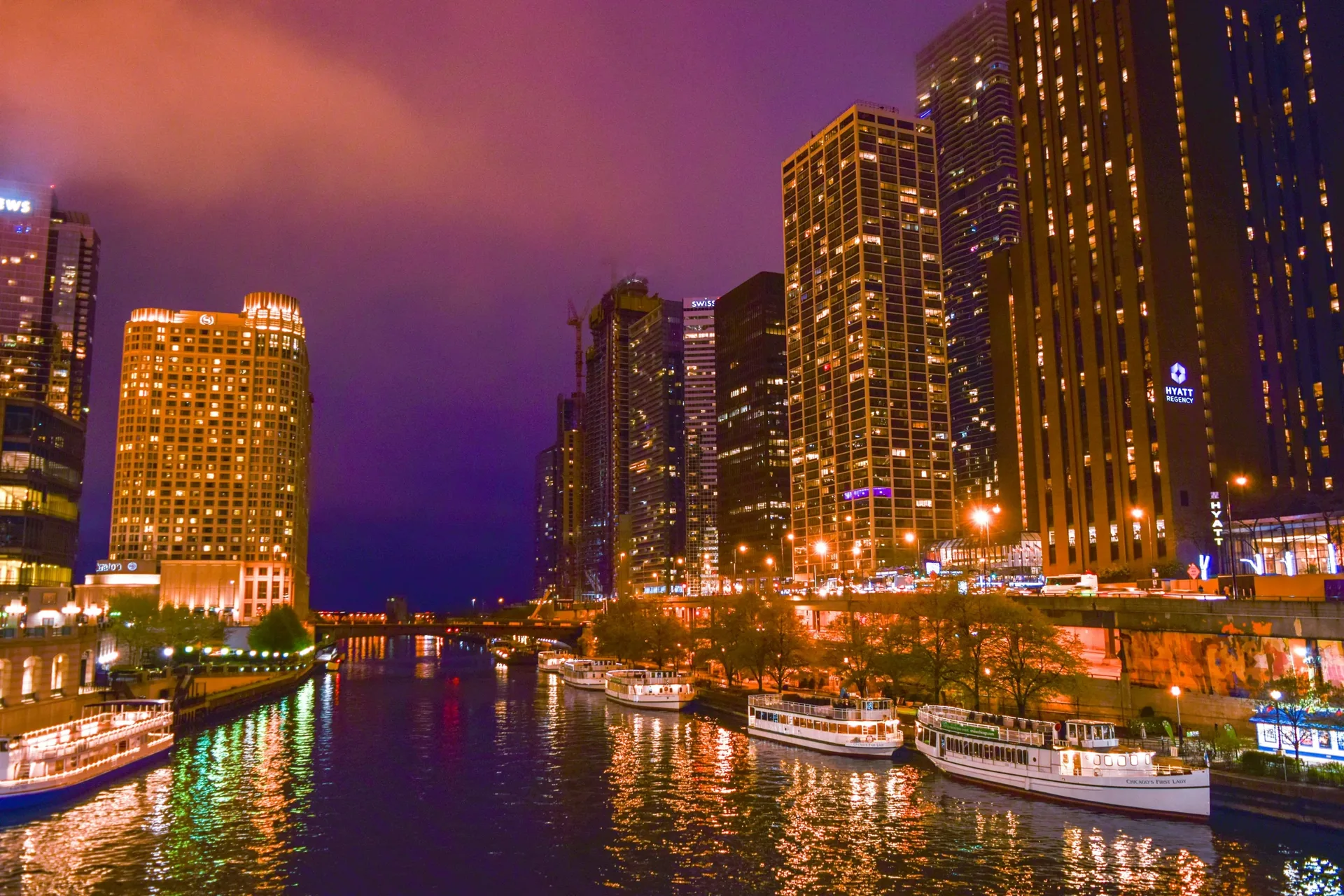 Chicago’s illuminated architecture along the Chicago River